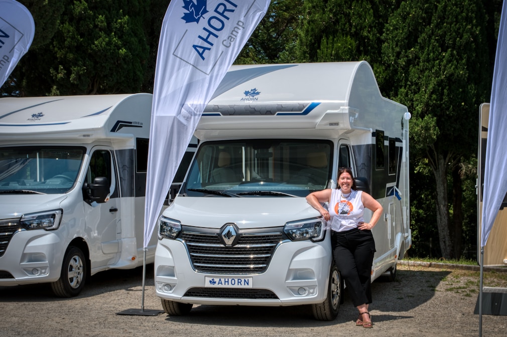 Neuheiten auf dem Caravan Salon 2023: Airstream Germany präsentiert  Luxus-Wohnwagen mit Komfortbad und Küche mit Ofen - CamperStyle.net