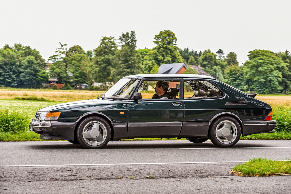 Saab 900S