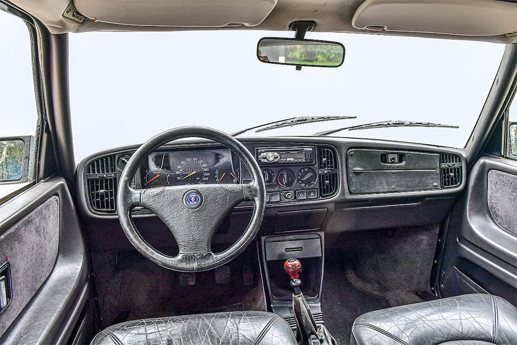 Saab 900S