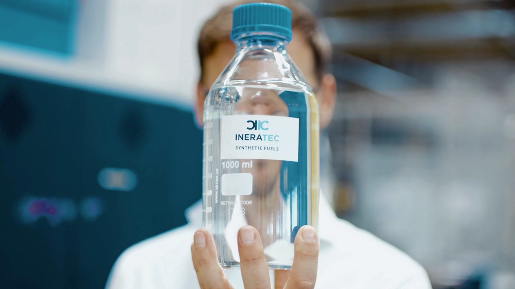 Eine Flasche E-Fuels