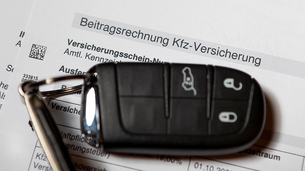 KFZ-Versicherung - Ein Autoschlüssel liegt auf einer Beitragsrechnung einer Kfz-Versicherung.