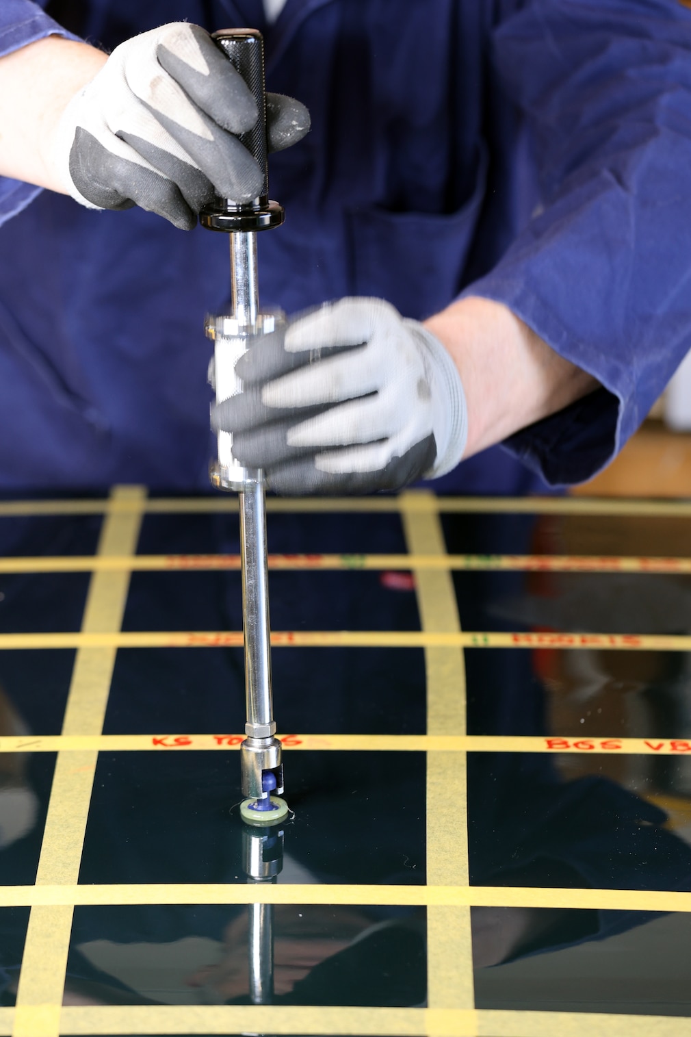 Arbeit mit einem Schlagauszieher an der Testfläche