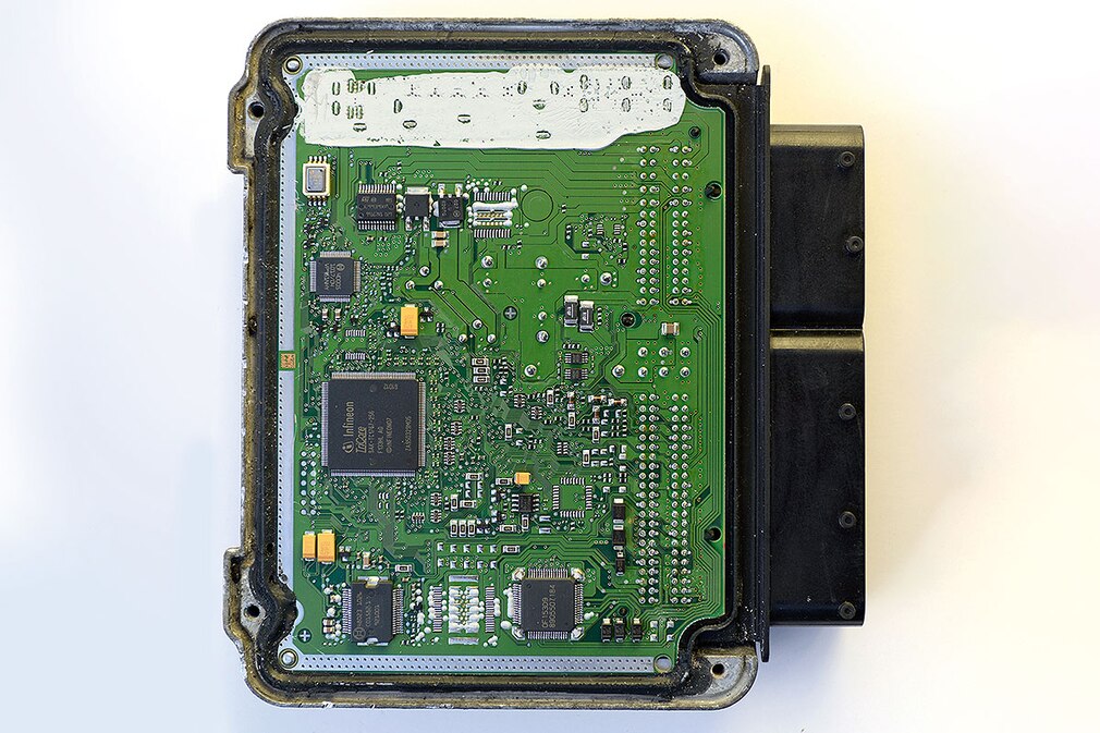 Dauertest-Zerlegen / Steuergerät, Computer-Chip, Infineon-Chip Dauertest-Zerlegen / Steuergerät, Computer-Chip, Infineon-Chip
