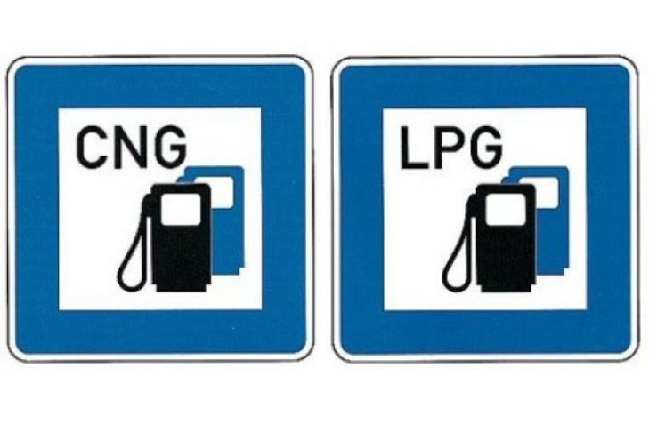 Autobahn-Schilder für Tankstellen mit Erdgas und Autogas
