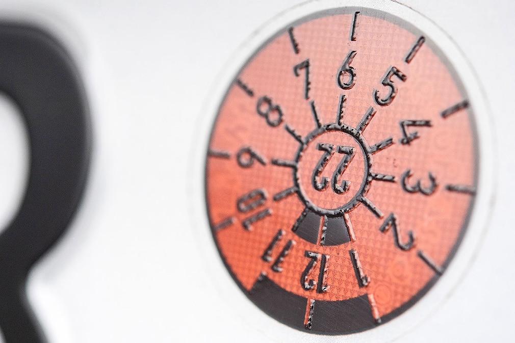 Eine HU-Plakette, die den naechsten Termin der Hauptuntersuchung angibt (hier Juni 2022), klebt am 03.09.2019 in Berlin auf dem hinteren Kennzeichen eines Autos. Eine HU-Plakette, die den naechsten Termin der Hauptuntersuchung angibt (hier Juni 2022), klebt am 03.09.2019 in Berlin auf dem hinteren Kennzeichen eines Autos.