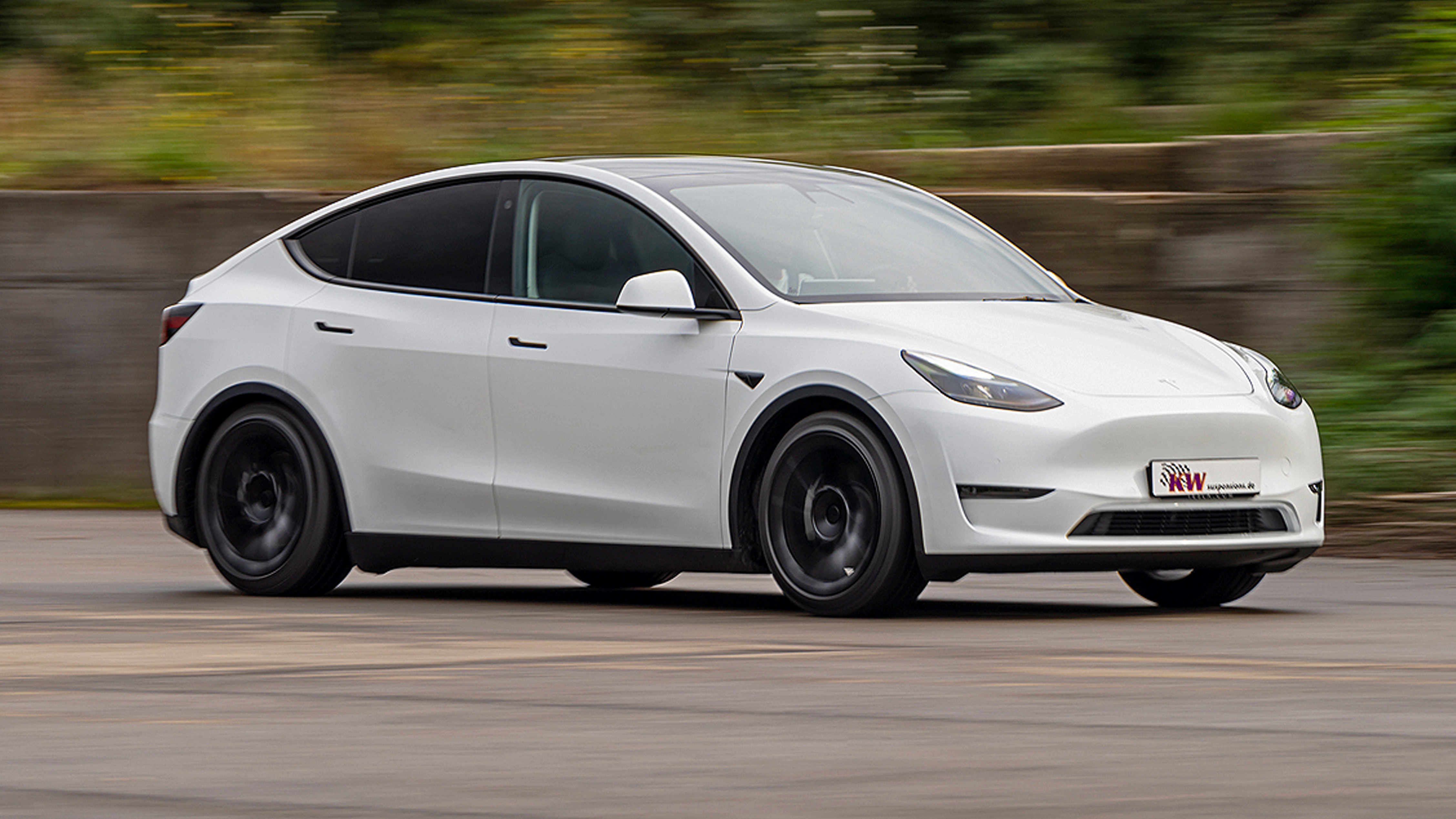 Tesla Model Y getunt Gewindefahrwerk vom deutschen Tuner KW