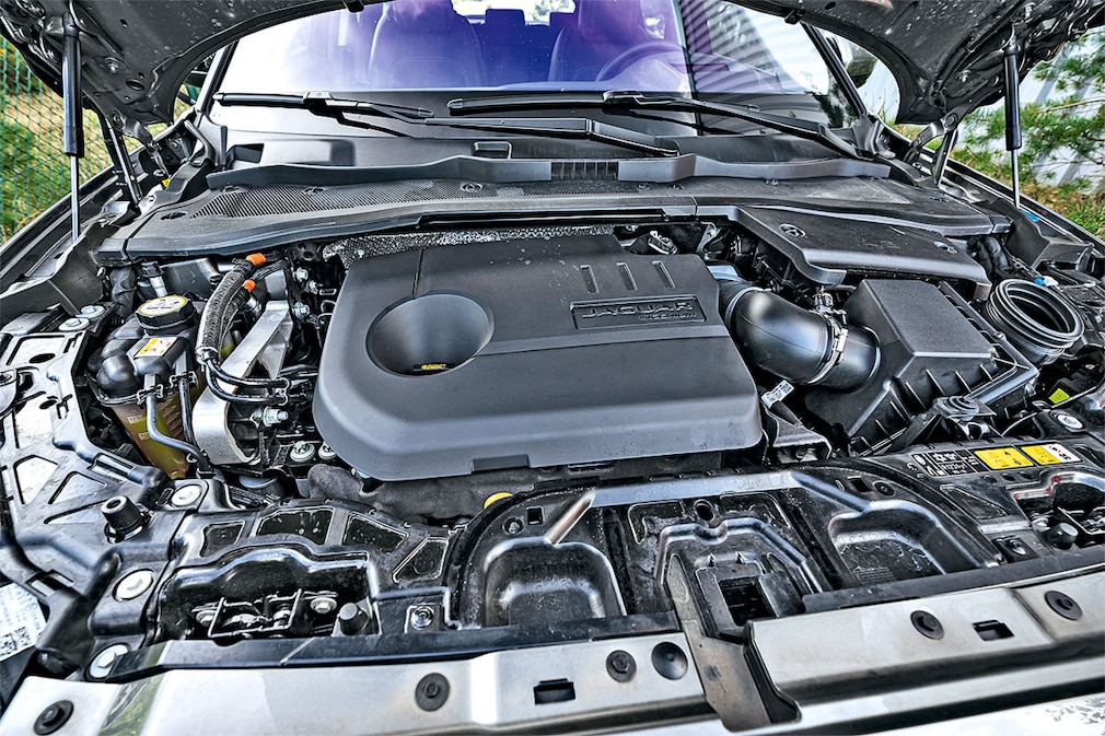 Jaguar E-Pace P300e AWD