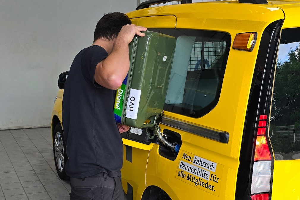 ADAC betankt straßenwacht fahrzeug VW Caddy mit HVO Klimadiesel