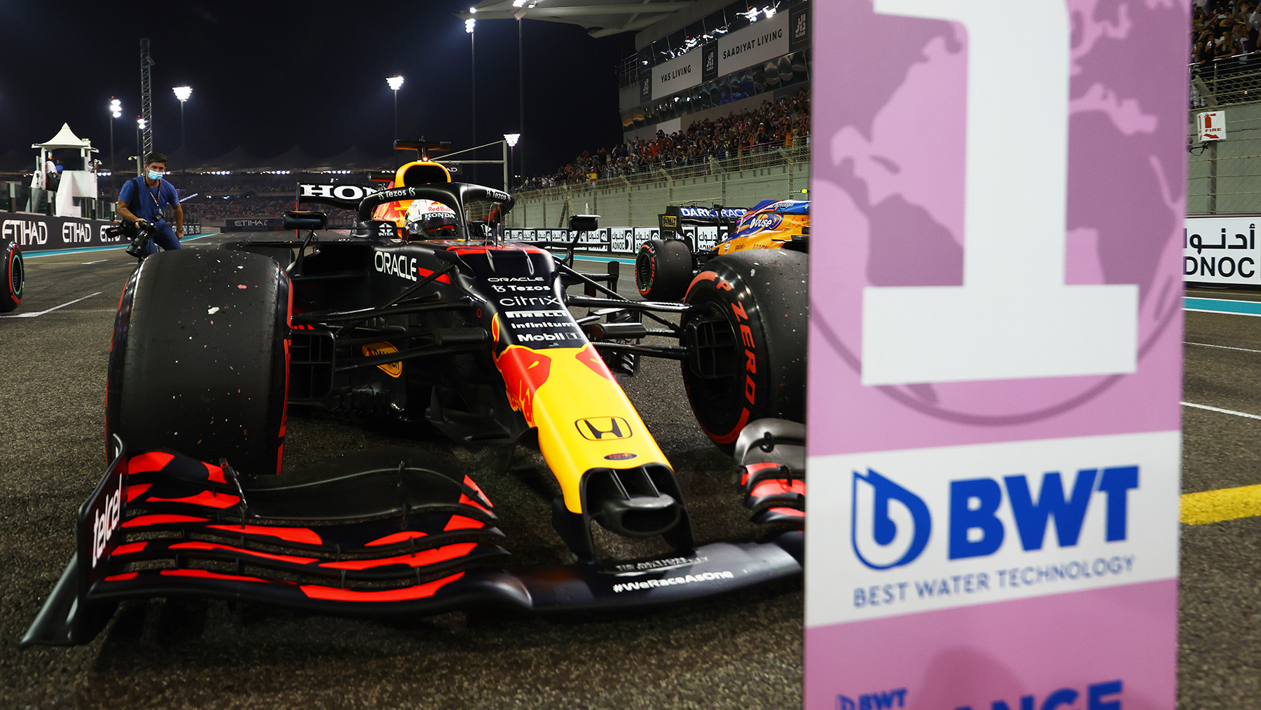 Formel 1 Abu Dhabi Verstappen schockt Hamilton