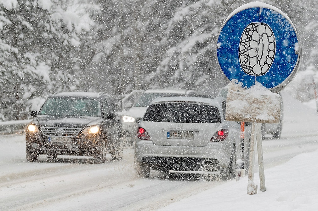 Information sign for snow chains
