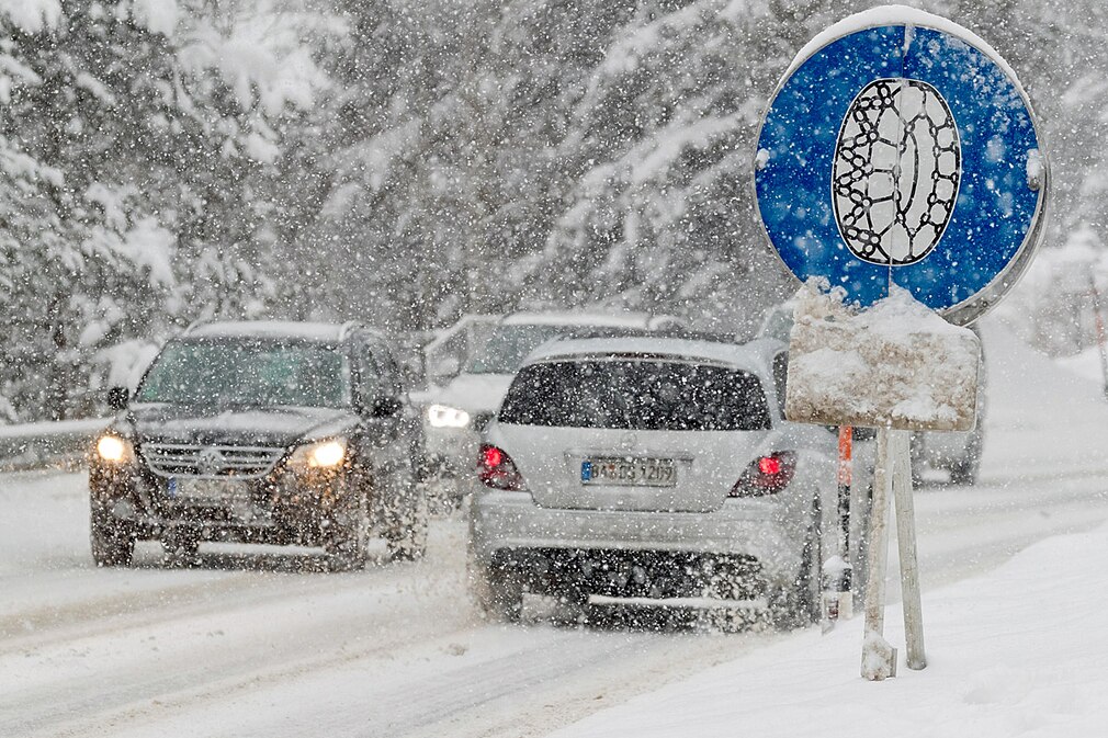Hinweisschild Schneeketten-Pflicht Hinweisschild Schneeketten-Pflicht