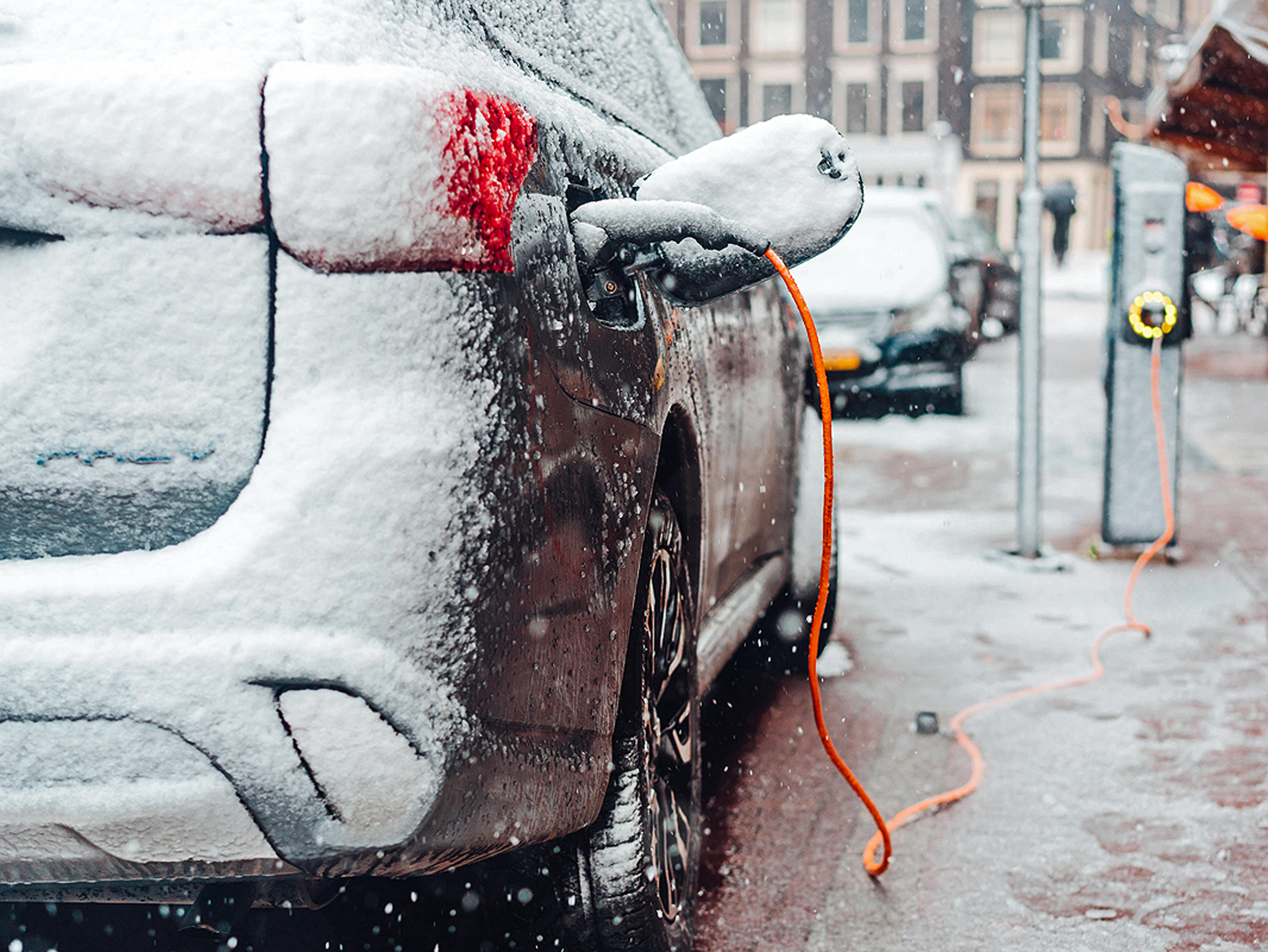 E-Auto/Verbrenner: Wie lange hat man es bei Kälte innen warm? - AUTO BILD