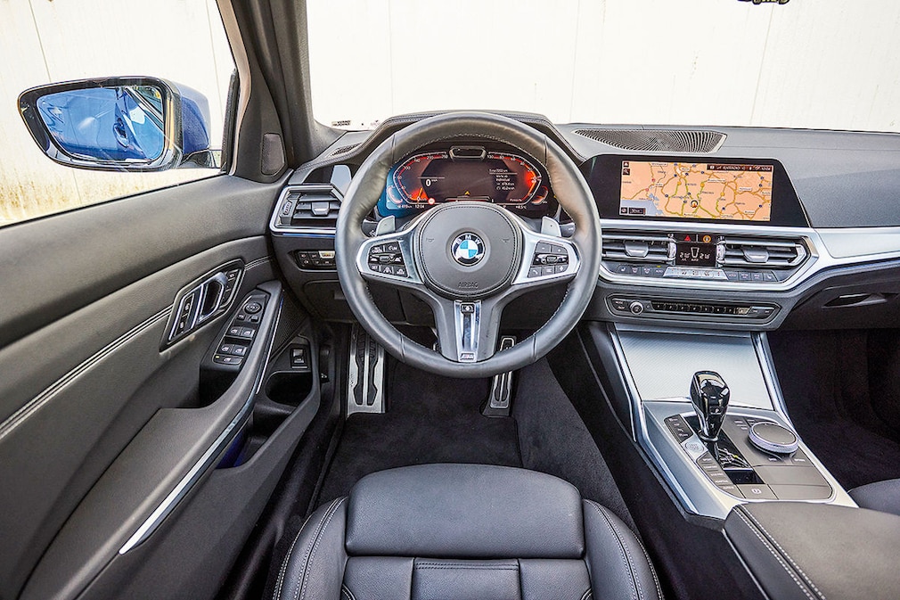 BMW 330i xDrive    