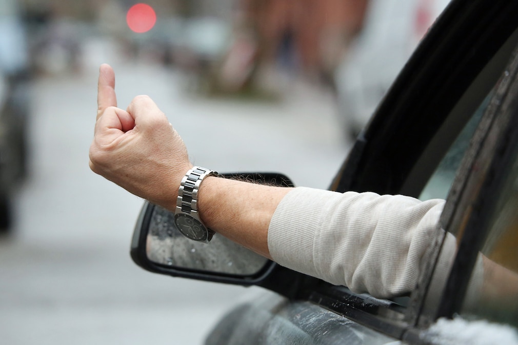 Autofahrer zeigt Stinkefinger