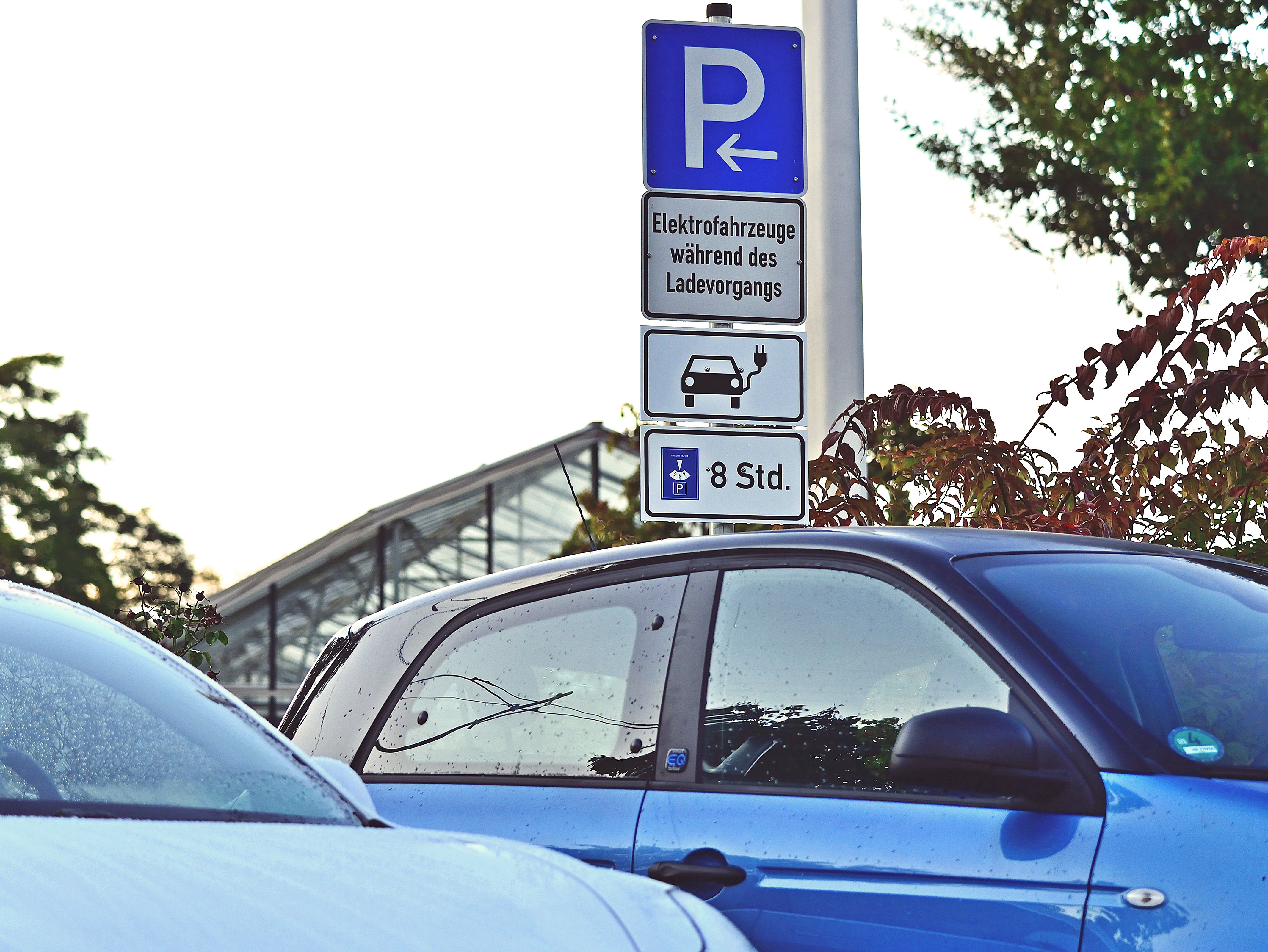 Schilder-Wirrwarr: Uneinigkeit an Ladesäulen-Parkplätzen - AUTO BILD