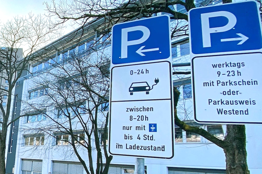 Schild an Ladesäulen-Parkplatz