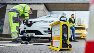 "Gelbe Engel" vom ADAC helfen einem Renault Zoe