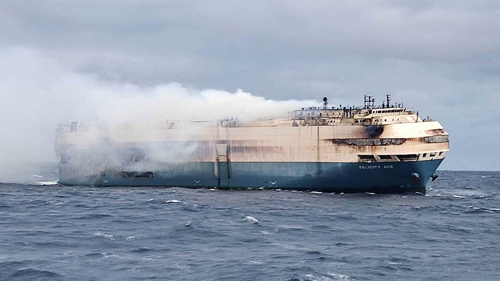 Porsche Containerschiff brennt - The Felicity Ace ship