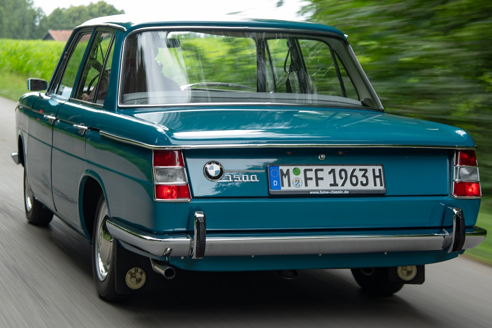 BMW 1500 Neue Klasse fahrend von schräg hinten