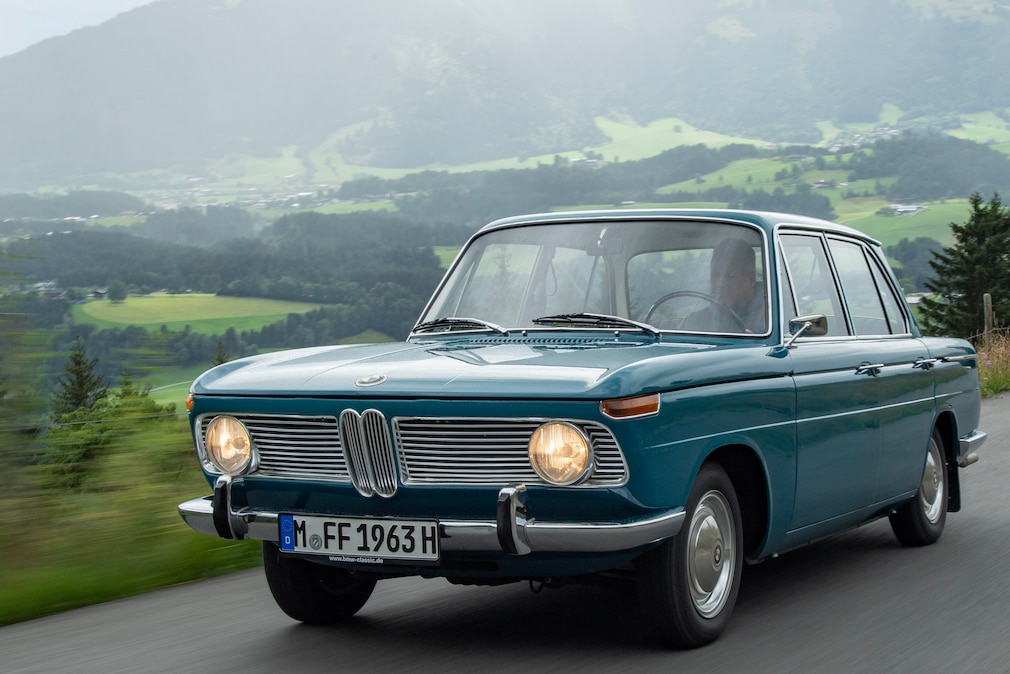 BMW 1500 Neue Klasse fahrend von schräg vorn