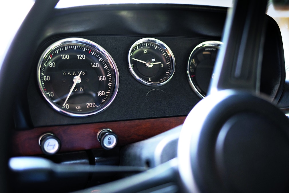 Tacho und Zeituhr des BMW 2000 Neue Klasse