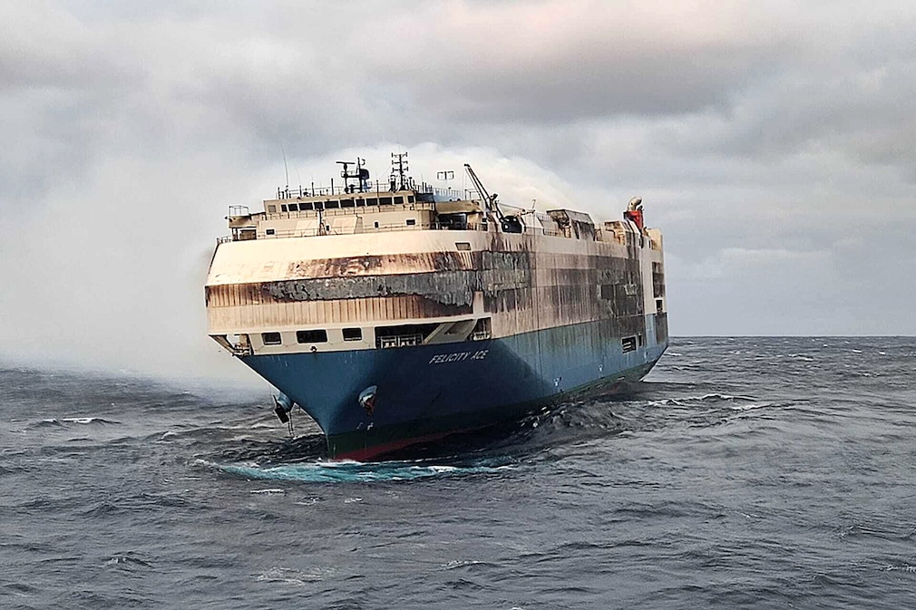 Porsche Containerschiff brennt - The Felicity Ace ship