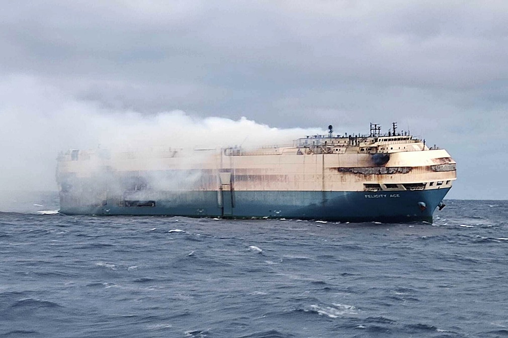 Porsche Containerschiff brennt - The Felicity Ace ship