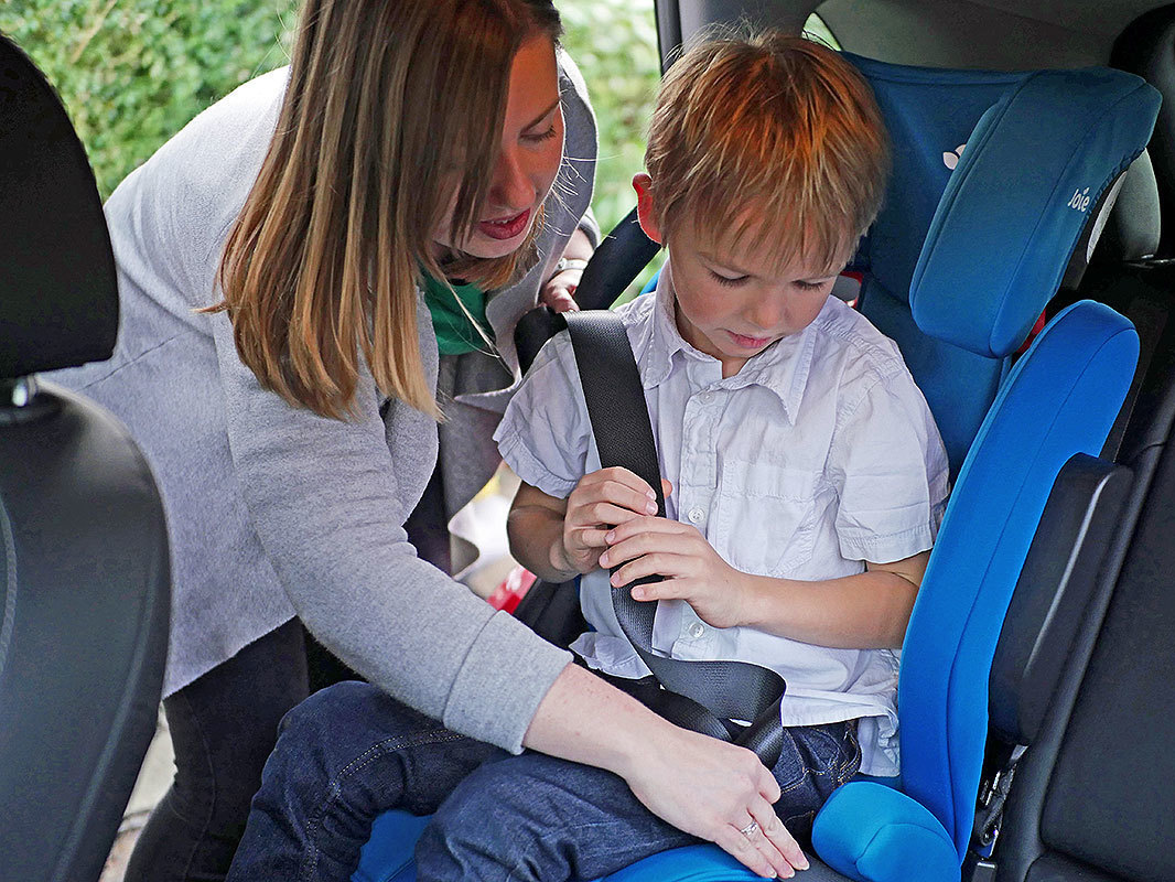 Kindersitz ohne Isofix befestigen: So klappt es schnell und sicher