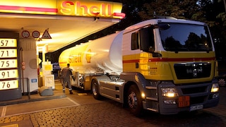 Ein Tankwagen beliefert am fr¸hen Freitag (14.09.2012) eine Shell-Tankstelle in Hamburg mit Benzin. Die Benzinpreise in Deutschland verharren auf Rekordniveau. Foto: Christian Charisius dpa/lno