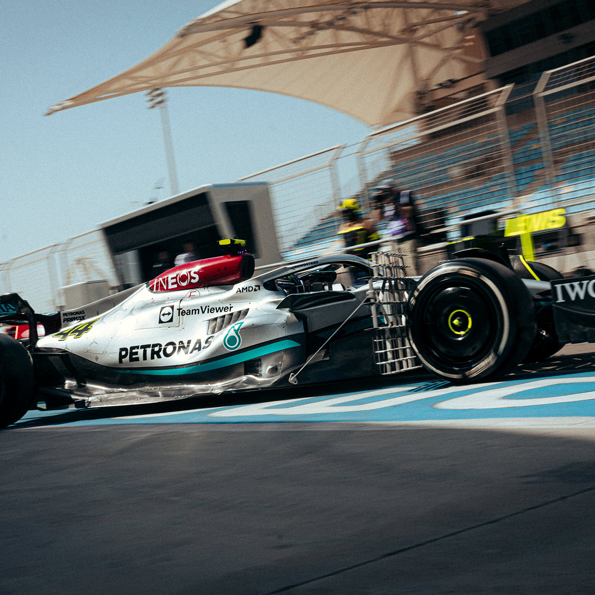 Formel 1 Mercedes bringt ultraschlanken Silberpfeil
