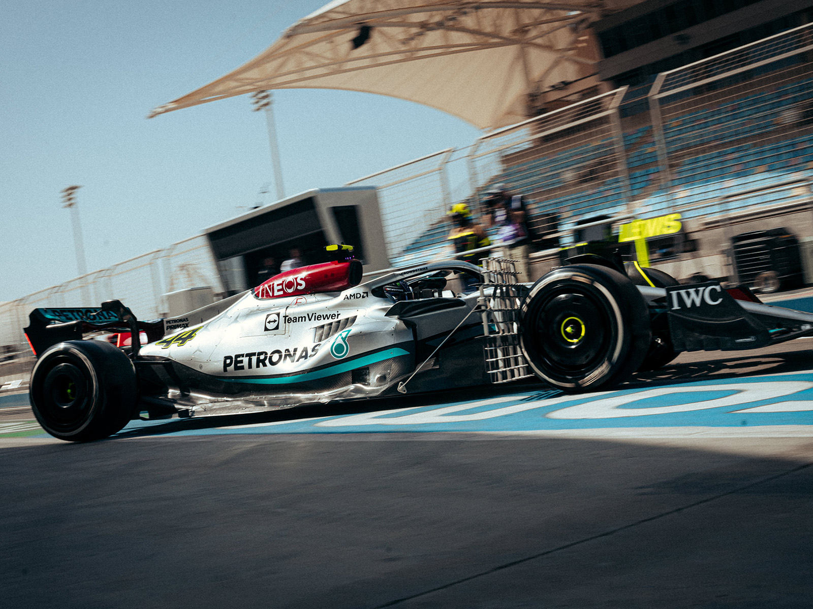 Formel 1 Mercedes bringt ultraschlanken Silberpfeil