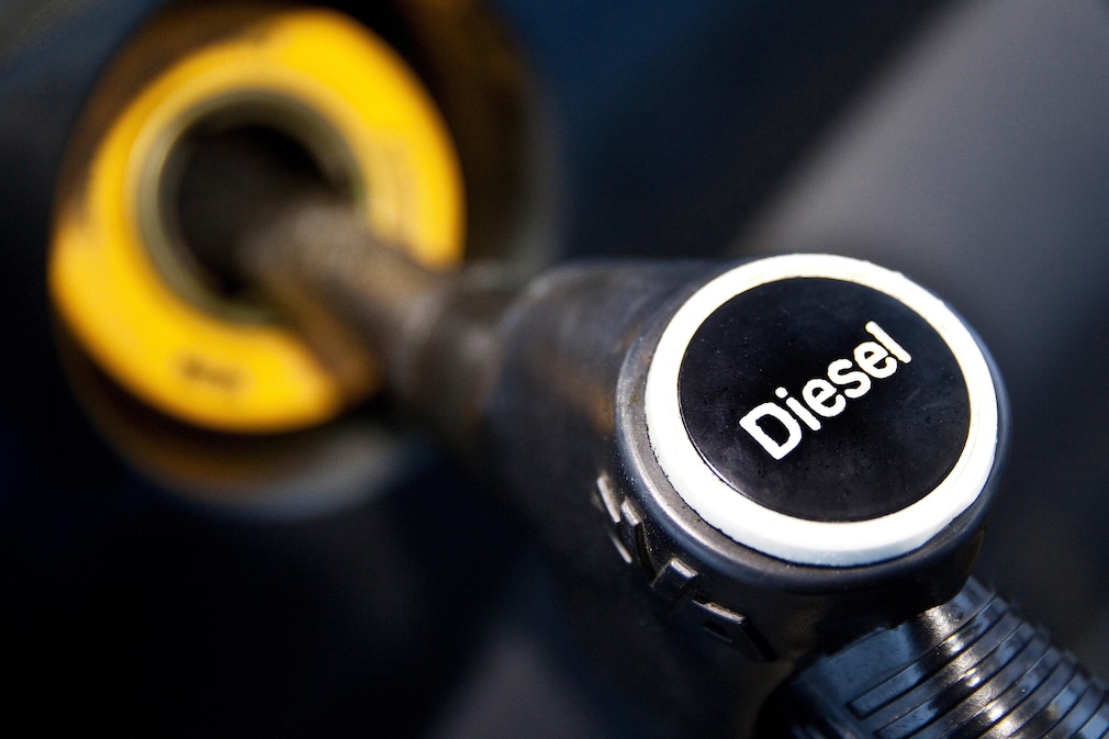 Auto wird an der Tankstelle mit Diesel getankt Auto wird an der Tankstelle mit Diesel getankt