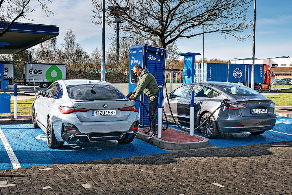 BMW i4 M50 Tesla Model 3 Performance