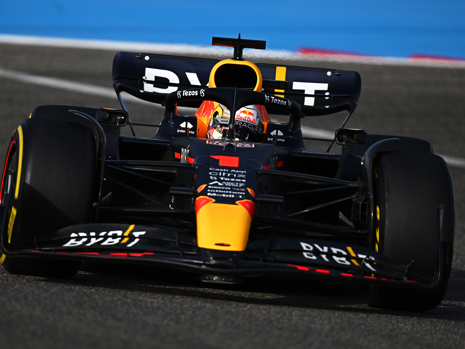 Formel 1 Bahrain-Training Verstappen vorn, Schumi vor Hamilton
