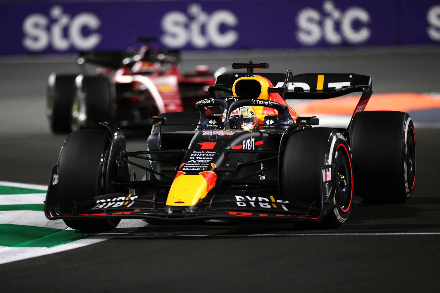 Formel 1 Verstappen gewinnt Mega-Duell gegen Leclerc