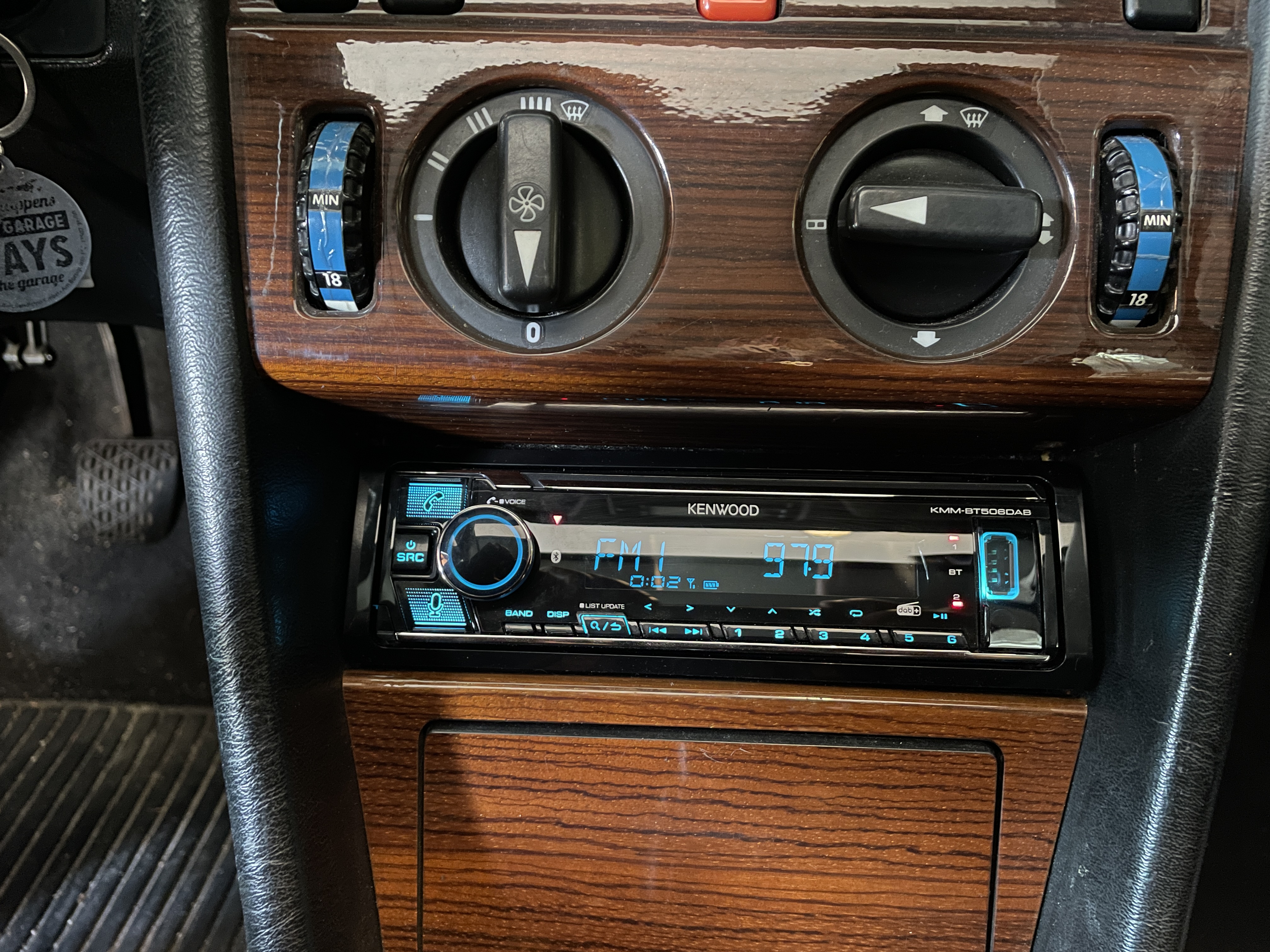 Kenwood KMM-BT508DAB  DAB+ Autoradio mit geringer Einbautiefe