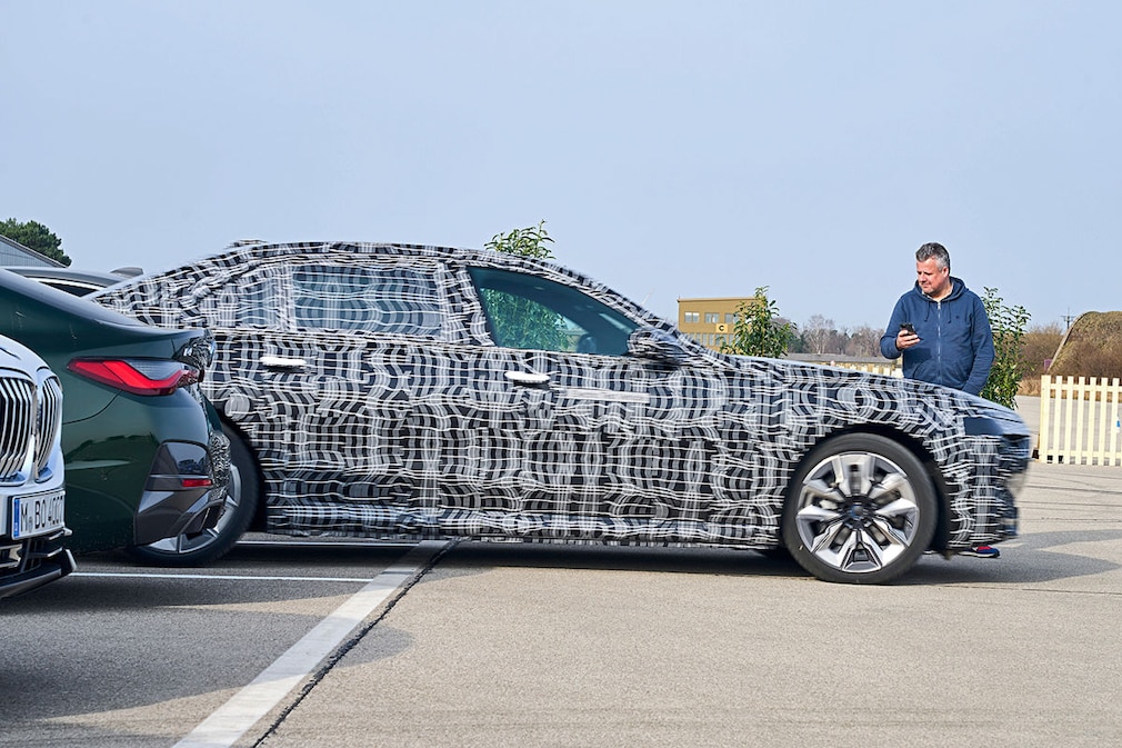 BMW i7