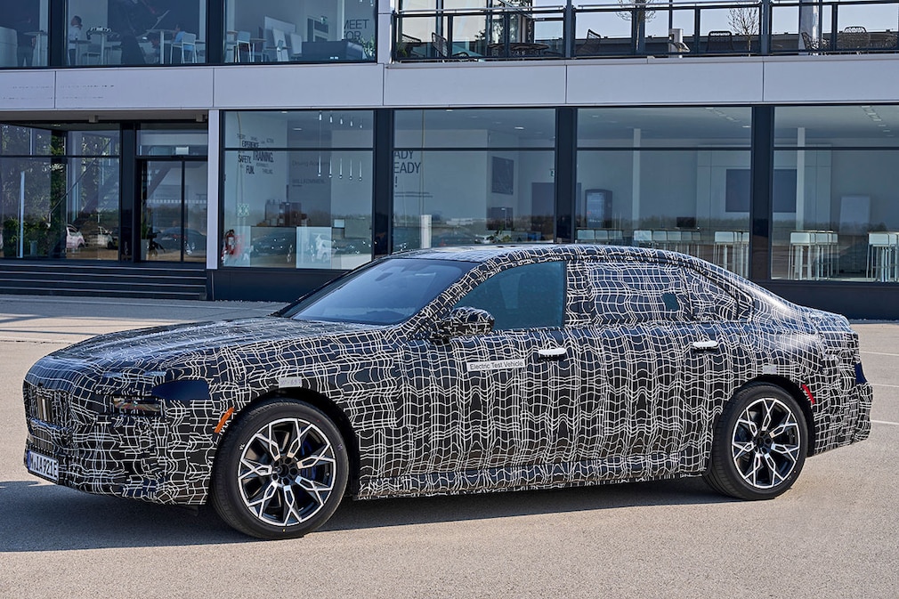 BMW i7