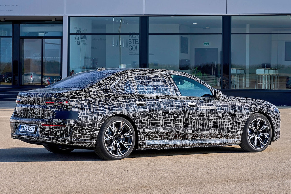 BMW i7