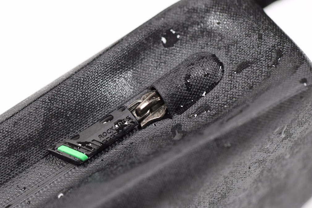 Wasserperlen auf der Rockbros-Oberrohrtasche