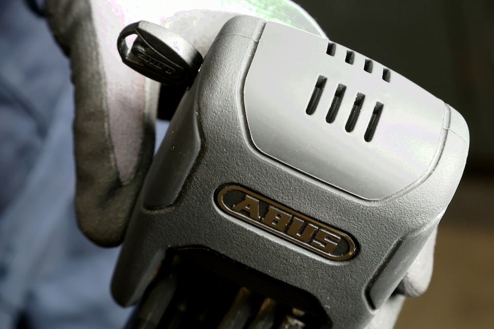Detailaufnahme Schlossmechanismus mit Alarmfunktion vom Abus Faltschloss Bordo Grani 6500KA