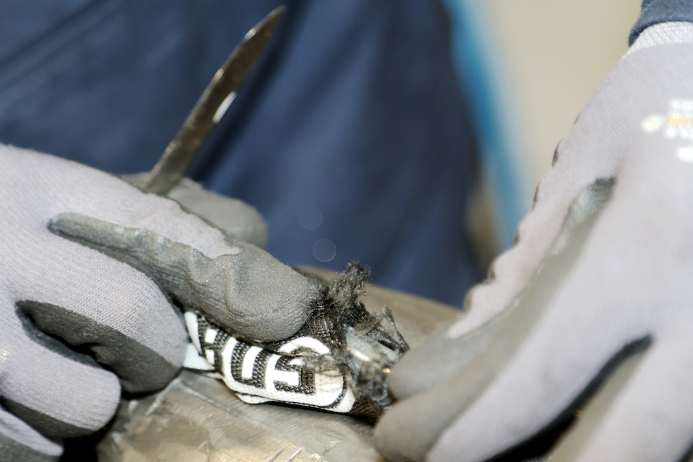 Detailaufnahme von Messer und aufgeschnittenem Gewebemantel des ABUS-Kettenschlosses
