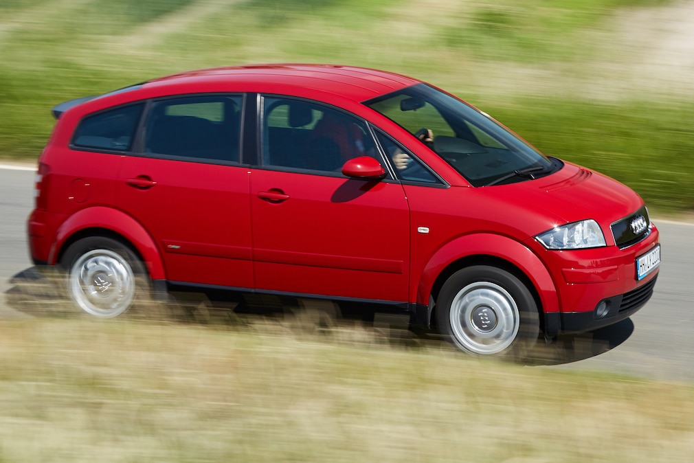 Audi A2 fahrend von der Seite