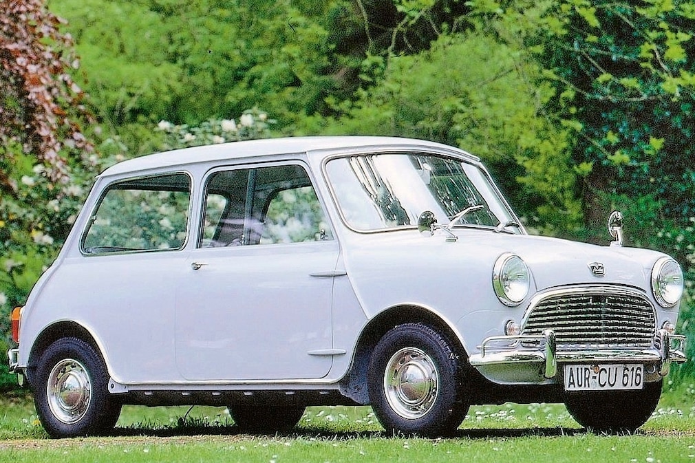 Austin Mini stehend schräg von vorn