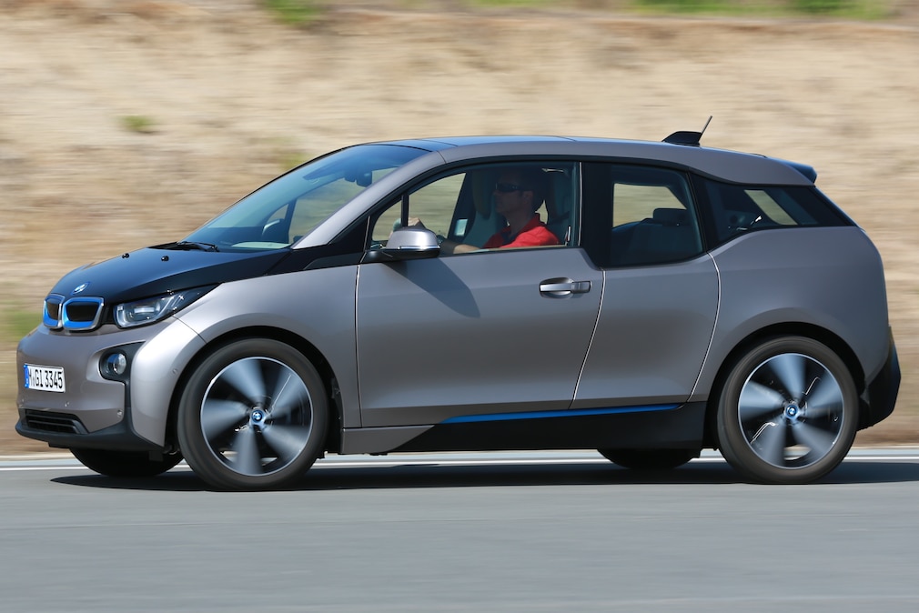 BMW i3 fahrend von der Seite