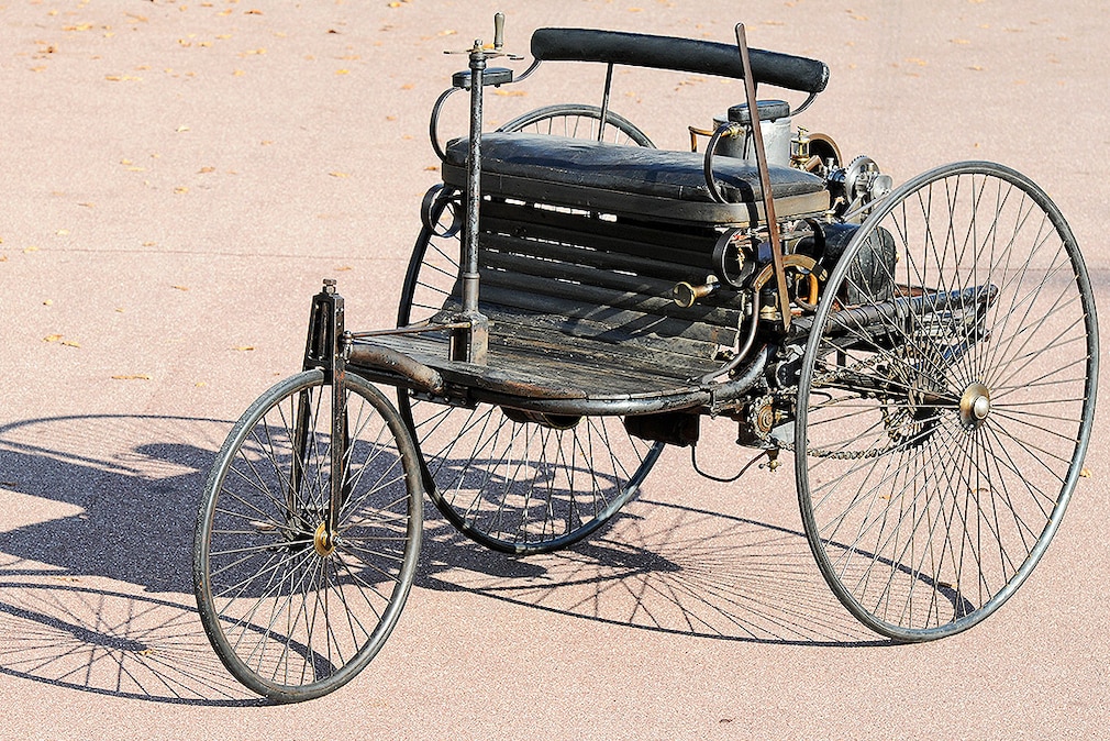 Benz Patent Motorwagen stehend schräg von vorn oben