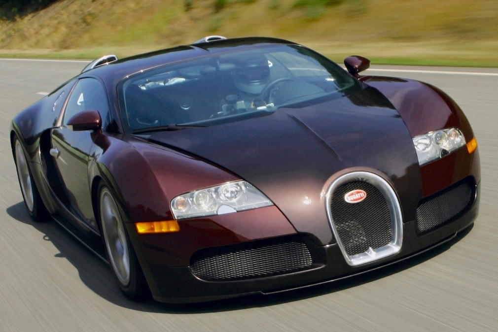 Bugatti Veyron 16.4 fahrend schräg von vorn