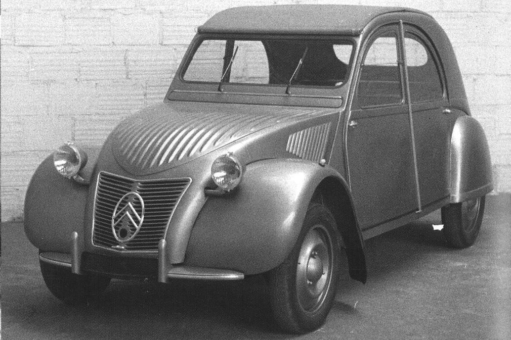 Citroën 2 CV stehend schräg von vorn