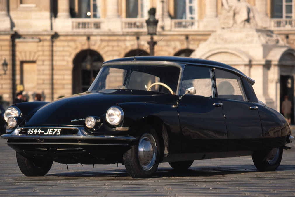 Citroën DS stehend schräg von vorn