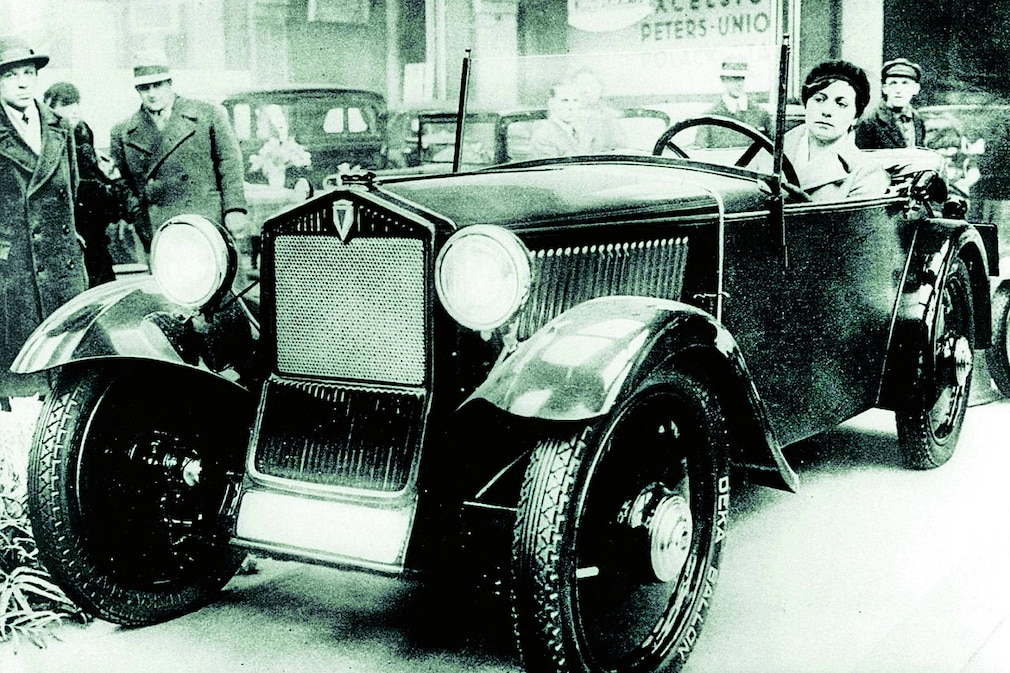 DKW F 1 stehend schräg von vorn, historisches Schwarzweißfoto